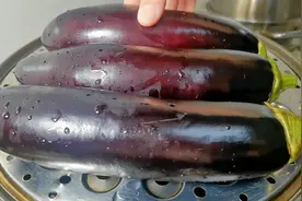 把茄子放锅里蒸一蒸，出锅太香了，不炒不油炸，做法简单营养美味