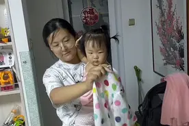 宝妈教女儿怎么穿衣服，看看女儿什么表现？配不配合？视频封面