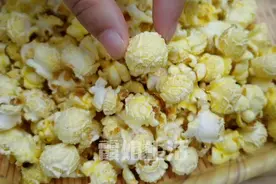 爆米花自己在家做，掌握技巧，只需2分钟，粒粒开花酥脆，零失败