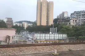 火车进入广东韶关市，很难想象，窗外的韶关市区这样的，太意外了视频封面