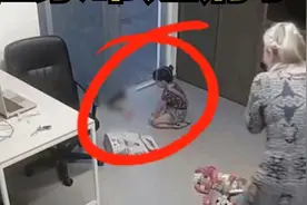 监控下惊险一幕，小女孩家中突然遭遇黑蛇，幸亏家长及时出现挽救视频封面