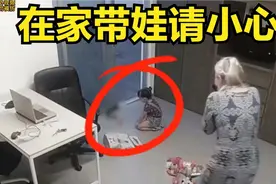 监控下惊险一幕，小女孩家中突然遭遇黑蛇，幸亏家长及时出现挽救视频封面