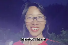 一个女人在农村，大晚上去羊圈喂小羊，还好有德牧陪伴，不害怕视频封面
