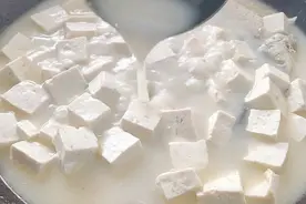 教你鲫鱼豆腐汤的做法,掌握这三个诀窍,汤白如牛奶,一点都不腥！视频封面