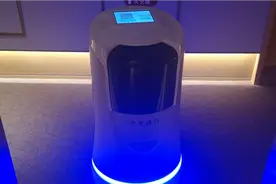 送餐机器人是怎么下电梯的，它一路欢快的自言自语。😂😂