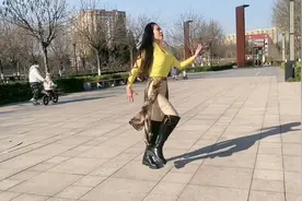 网红大美妞又来跳广场舞了，迷人的身材真让人羡慕视频封面