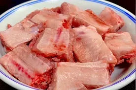 炒排骨时，切记直接下锅炒和焯水，学会一招，肉质鲜嫩不腥不柴