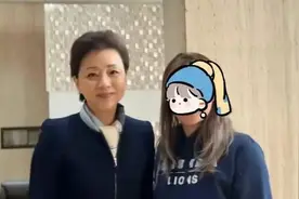 55岁杨澜被曝移民美国，老公儿子早已是美国籍，国内赚钱国外花？