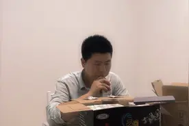 小伙在拼多多上买牛奶，原价70块立马优惠30块，你敢喝？视频封面