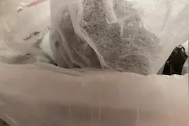 孩子感冒还没好全，身上后背有长红痘痘会痒，给她泡个艾叶澡视频封面