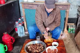 农村光棍没老婆，住石头房子里，常年吃肉喝酒，看看今天吃的啥饭视频封面