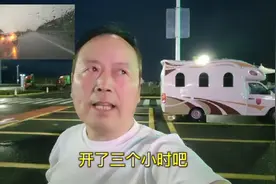 房车行驶在雷鸣电闪狂风暴雨中，成群大风车在傍晚狂转更显恐怖！视频封面
