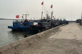 早春二月，路过一个渤海边的小渔港，进去走走，船上小黑旗有啥用
