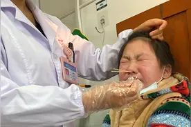 医生给8岁二姐上麻药，二姐难受的痛哭起来！视频封面