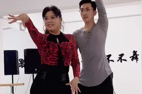 65岁妈妈和儿子共舞美爆了，舞出美丽舞出健康！视频封面