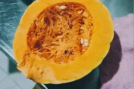 第一次做糯米南瓜饼，用新鲜的南瓜切片蒸熟拌面下锅炸成两面金黄视频封面