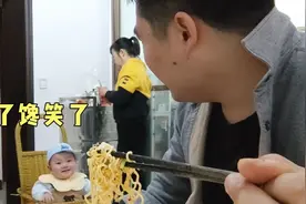 奶爸用白象方便面做了个神仙炒面，涛涛看了馋笑了