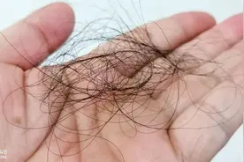 家里地上掉满头发难清理，用这两个小妙招，立马干干净净视频封面