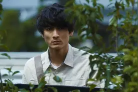 小伙暗恋女神，只能暗中观察视频封面