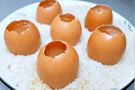 把鸡蛋摆在大米上，放锅里蒸一蒸，出锅即是很多人都没吃过的美食