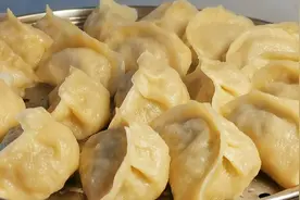 老妈做烫面大蒸饺子，大萝卜馅加一把粉条，劲道好吃，太香了