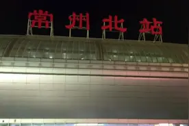 实拍冬日里夜幕下的京沪高铁常州北站。视频封面