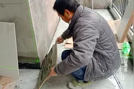 贴墙砖遇到歪斜墙怎么办？泥工师傅一招扶正去斜，瞧这过程太牛了视频封面