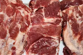 买排骨，挑“肉多”还是“肉少”的好？肉贩子无意透了底，看看吧视频封面