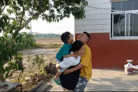 宝宝手被车门夹了，外婆又心疼又怕女儿责怪，女儿一回家就赶紧说视频封面