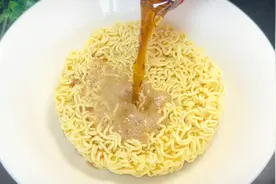 可乐煮泡面您吃过吗？泡面还是那么劲道，十分钟就搞定，可以一试