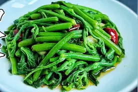 用大蒜和干辣椒做炝炒南瓜尖，炒出来脆嫩爽口又下饭，清香味十足