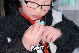 9岁二姐手指破皮出血，忍着疼痛，含着泪花，坚持完成练琴任务！视频封面