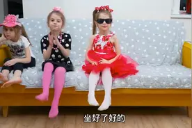 小女孩带上玩具头套头套和妈妈玩捉迷藏 你喜欢玩捉迷藏吗？视频封面