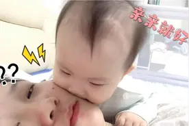 太可爱了吧！宝宝狠狠抓了一下妈妈脸，又马上抱着妈妈的脸狂亲！视频封面