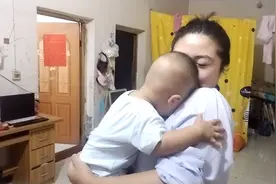 十个月的儿子一天没见到上班的妈妈，妈妈回到家宝贝表现太精彩了视频封面