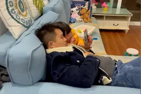 闺女特喜欢他爸，因为爸爸有本事两天陪吃陪喝陪睡不生气不揍她😀视频封面