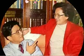 上海市委书记期间，黄菊与夫人余慧文在闲暇时间里:甜蜜交流！视频封面