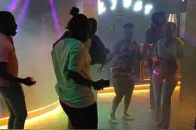 乌干达酒吧大吨位美女，群魔乱舞视频封面