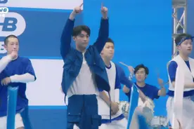 张艺兴学长突袭练习室，和新生们一起打造高燃迎新舞台！