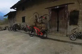 假装骑车去加油站买东西，实则看小兰花，这条路国内没几个人敢骑视频封面