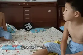 双胞胎小哥俩，一写作业，不是找不到本，就是找不到笔。视频封面