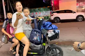 小伙在路边捡到手机还给失主，她要求给钱感谢，到底该不该收视频封面