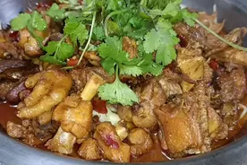 湖北名菜郭场火锅鸡都是排队去吃，秘密全在视频里，做法接地气