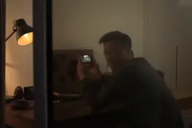 女房客和房东的后续来啦，女方客为了减少房租，喊房东来到房间视频封面