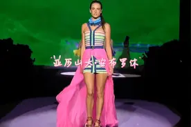 最简单的性感，超模-亚历山大·安布罗休视频封面