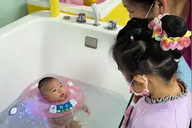 姐姐陪弟弟洗澡，全程都是在问自己小时候也是这样游泳洗澡么视频封面