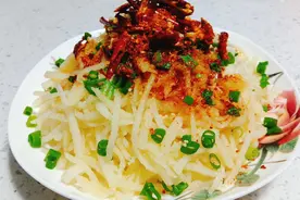 饭店的蒸土豆丝好吃有诀窍，口感筋道绵软，做法简单易学，太香了视频封面