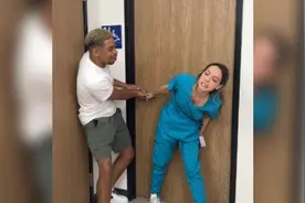 国外美女肚子疼，但是男人却和她抢卫生间？视频封面