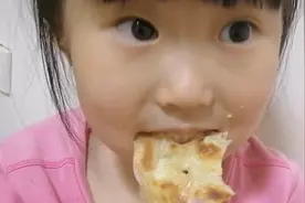 4岁女儿吃饭全过程太治愈了，拿起大勺喝稀饭，一口气吃了2张饼视频封面