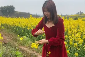 春暖花开之季带你们去看菜籽花，三妹拿出一条红裙子，直接震撼住视频封面